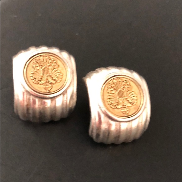 VINTAGE SILVERTONE & GOLDTONE CREST COIN EARRINGS - Picture 10 of 16
